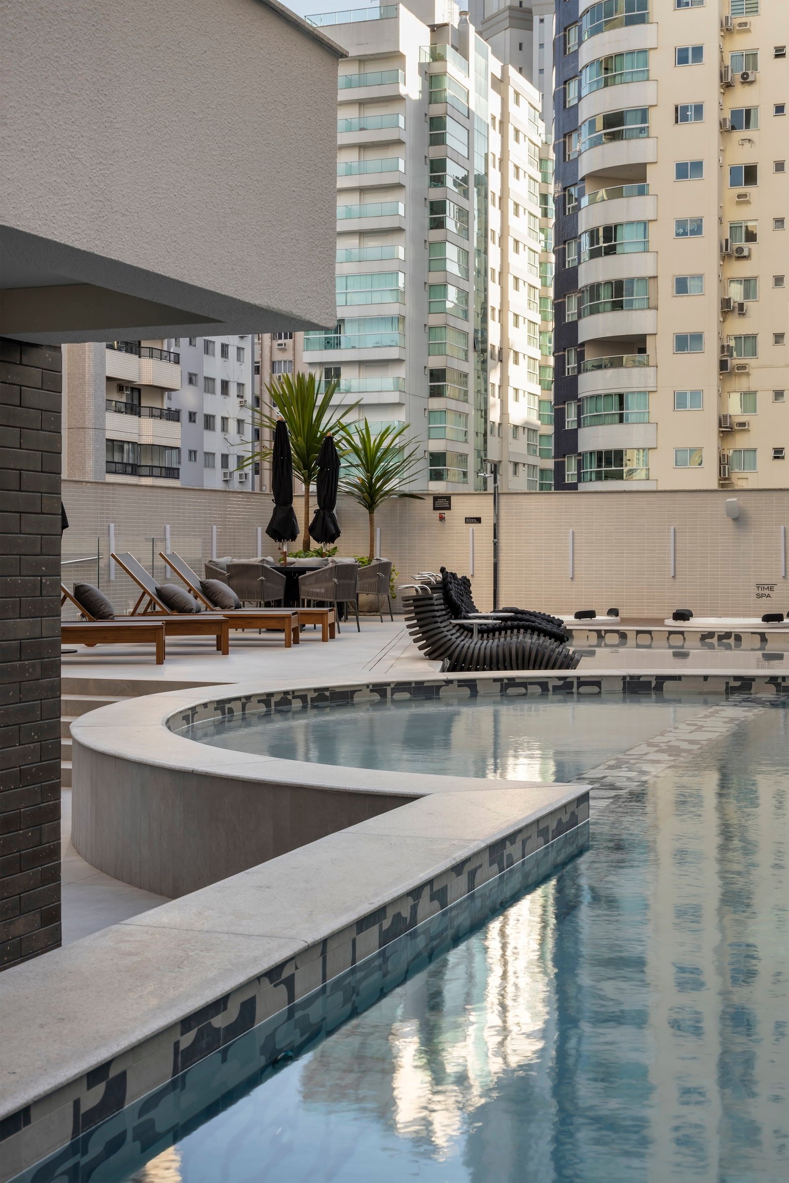 arrka-timeless-piscina-04 Apartamento no Timeless at Alvin Residence em Balneário Camboriú (SC) | ARRKA