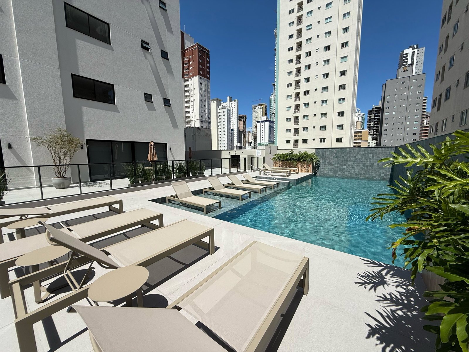 jpm-farol-de-valenca-piscina-01 Apartamento no Farol de Valença em Balneário Camboriú (SC) | JMP