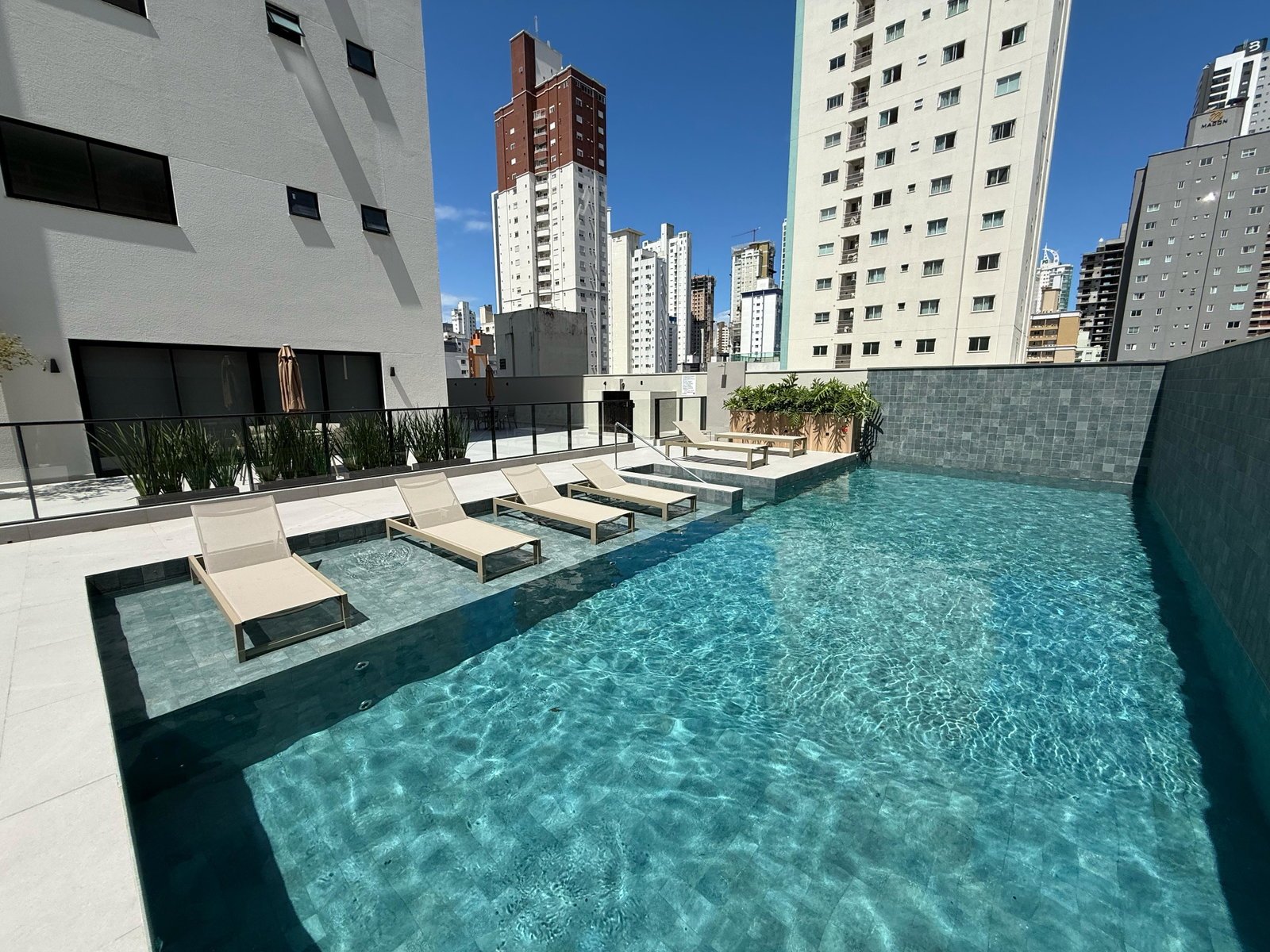jpm-farol-de-valenca-piscina-02 Apartamento no Farol de Valença em Balneário Camboriú (SC) | JMP