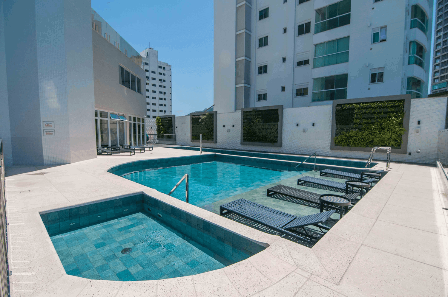 mg3-via-marina-piscina-01 Apartamento no Via Marina Residence em Balneário Camboriú (SC) | MG3