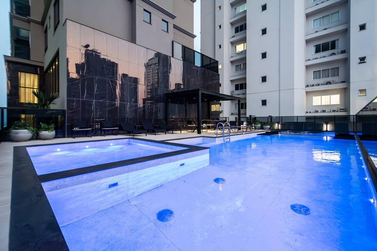 mondo-riomaggiore-piscina-01 Apartamento Riomaggiore Residenze Balneário Camboriú (SC) – MONDO