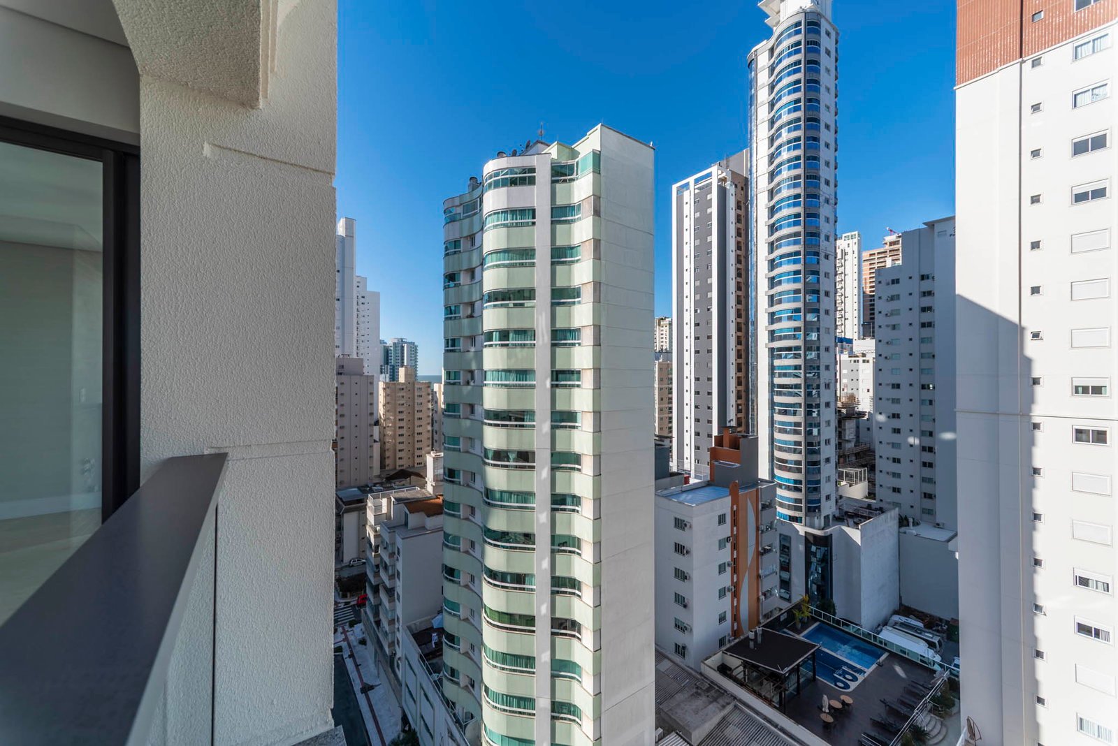 silva-packer-hannover-apto-701-sacada-05 Apartamento no Hannover Residence em Balneário Camboriú (SC) | SILVA PACKER