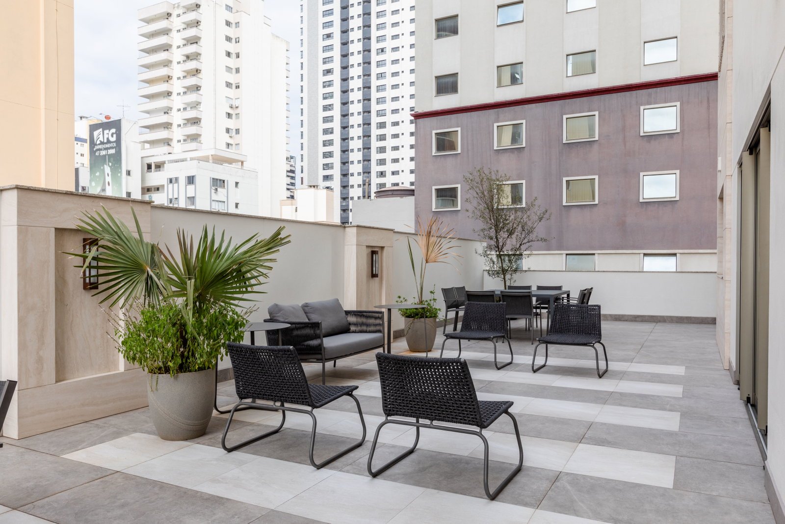 trianon-charmant-lounge-01 Apartamento no Charmant Residence em Balneário Camboriú (SC) | TEX