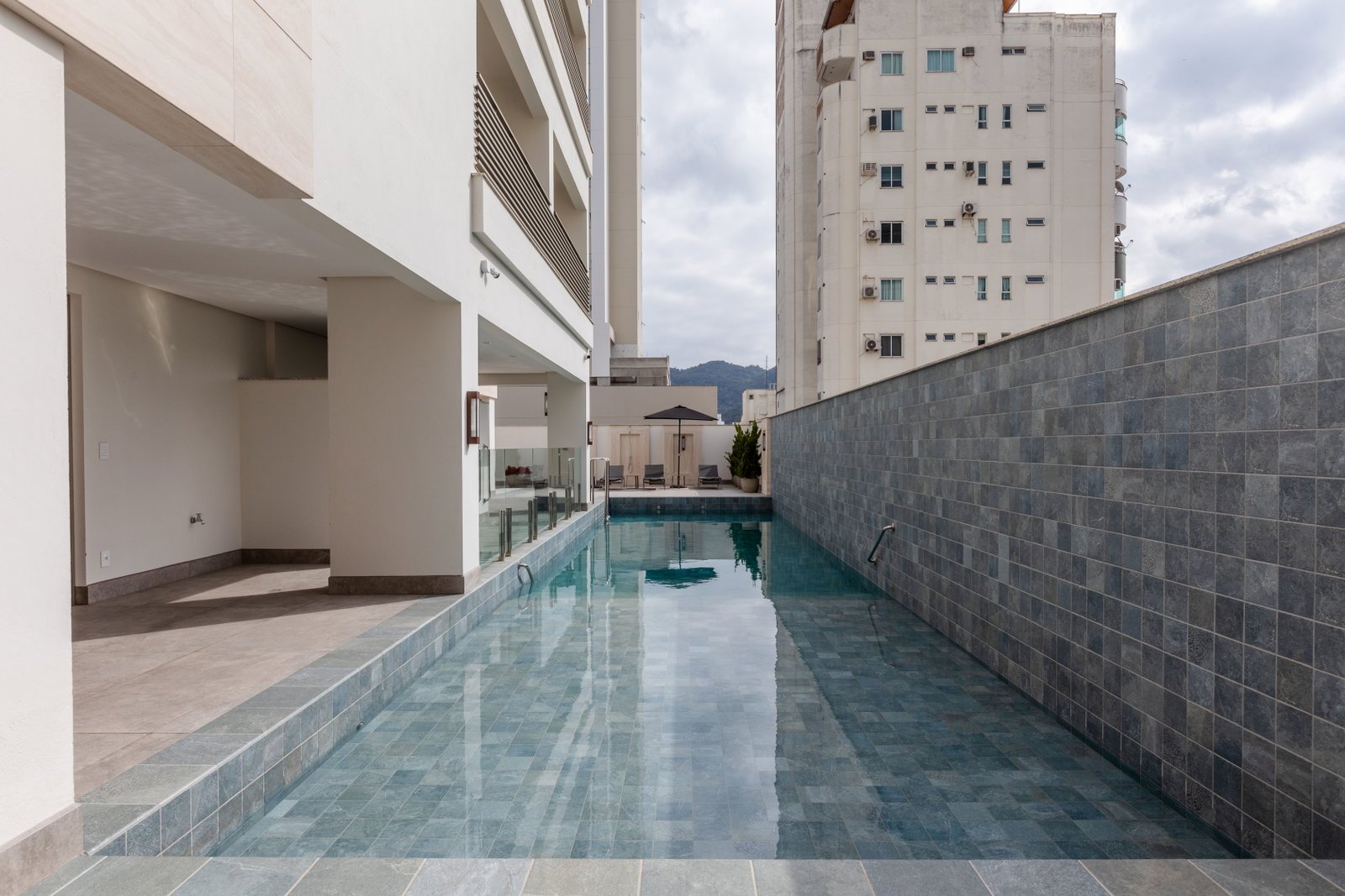 trianon-charmant-piscina-01 Apartamento no Charmant Residence em Balneário Camboriú (SC) | TEX