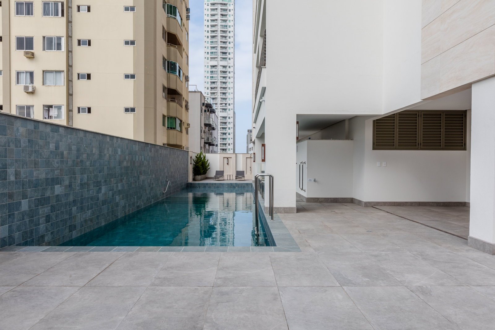 trianon-charmant-piscina-02 Apartamento no Charmant Residence em Balneário Camboriú (SC) | TEX