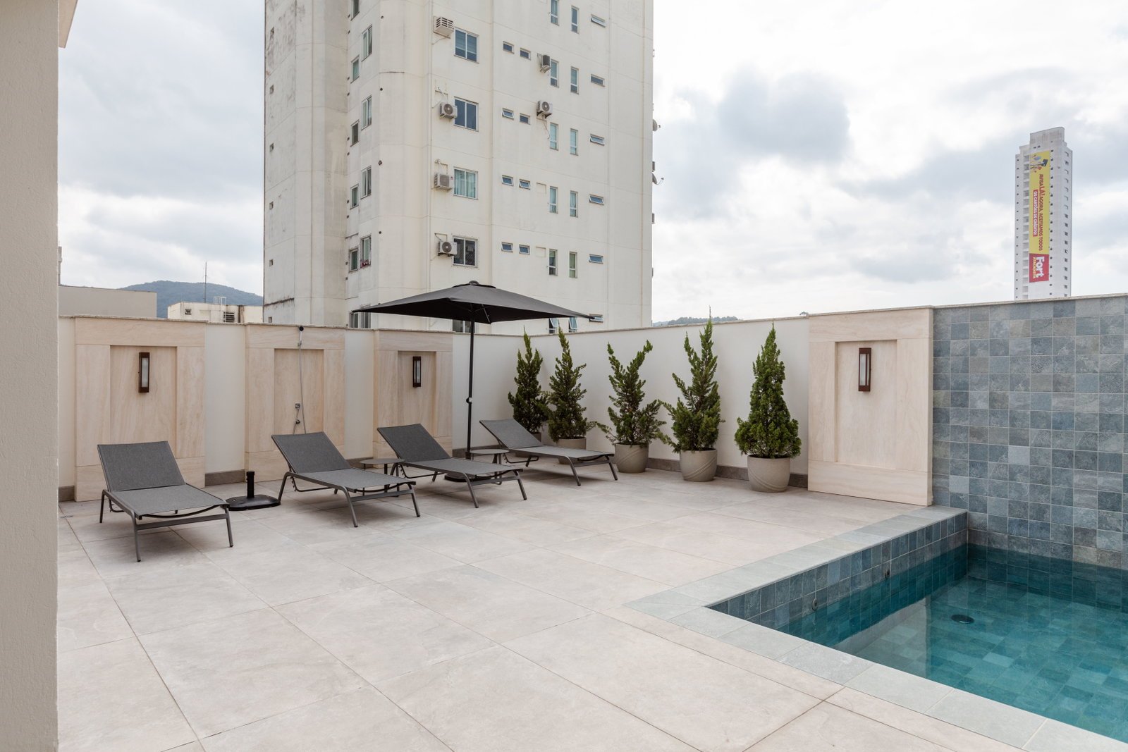 trianon-charmant-piscina-03 Apartamento no Charmant Residence em Balneário Camboriú (SC) | TEX