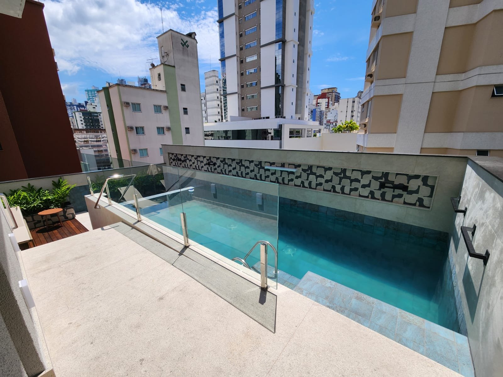 zonois-bonne-vie-piscina-02 Apartamento no Bonne Vie Residence em Balneário Camboriú (SC) | ZANOIS