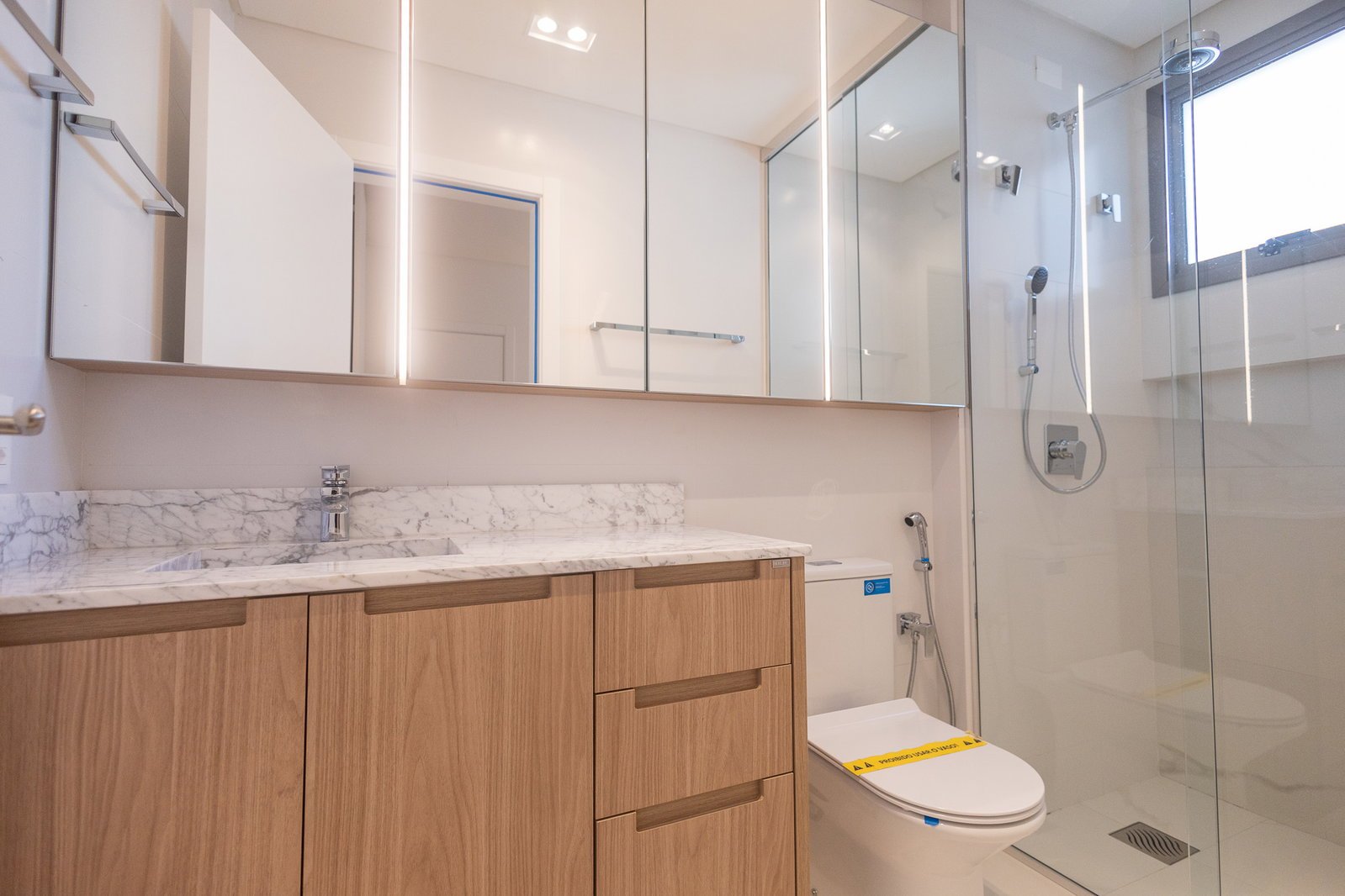 aplat-cwci-3500-beach-house-banheiro-04 Apartamento no 3500 Beach House em Balneário Piçarras (SC) | CWCI