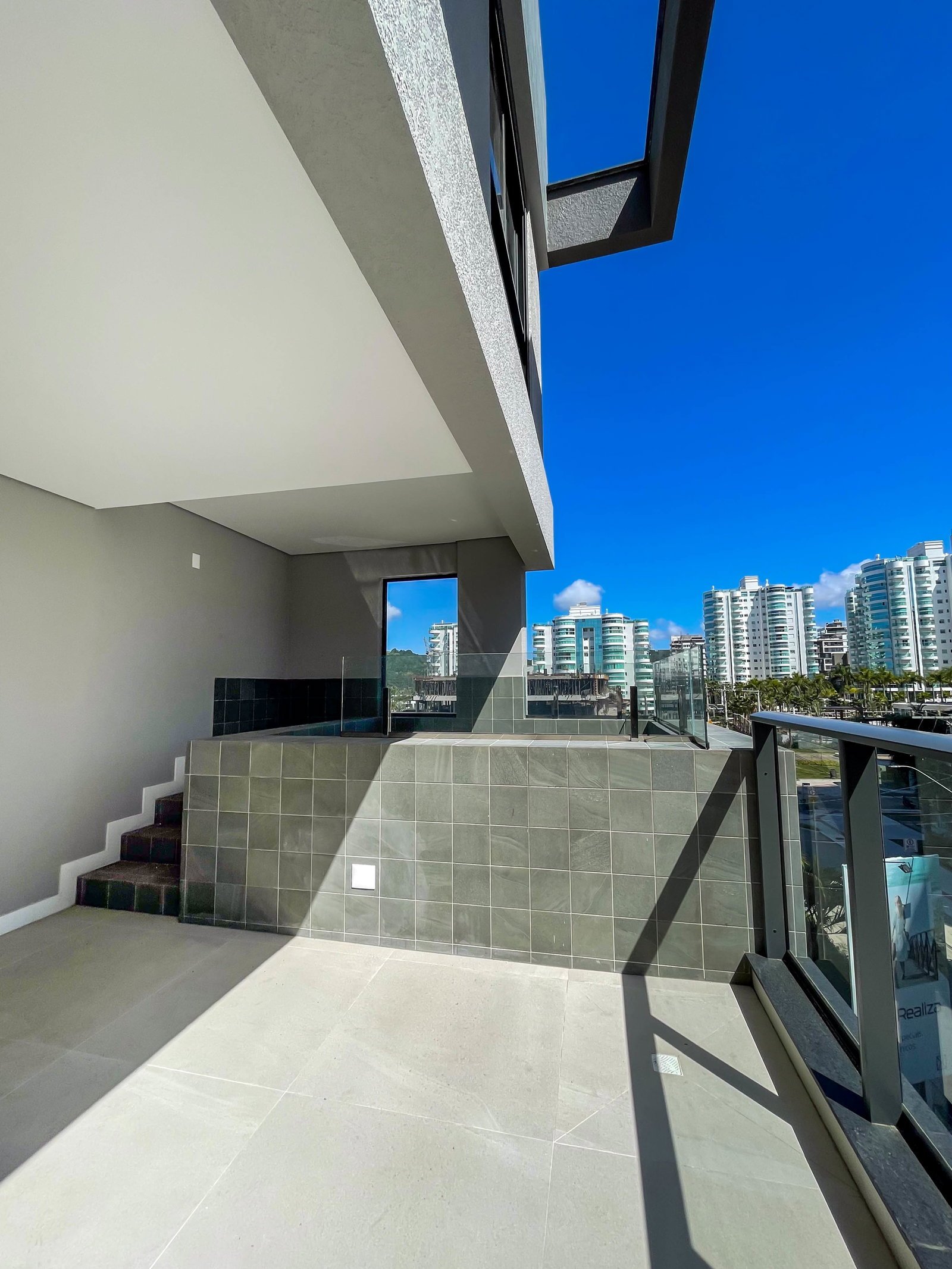 aplat-abdo-cabral-cala-dor-sacada-01 Apartamento no Edifício Cala d’Or em Itajaí (SC) | ABDO & CABRAL