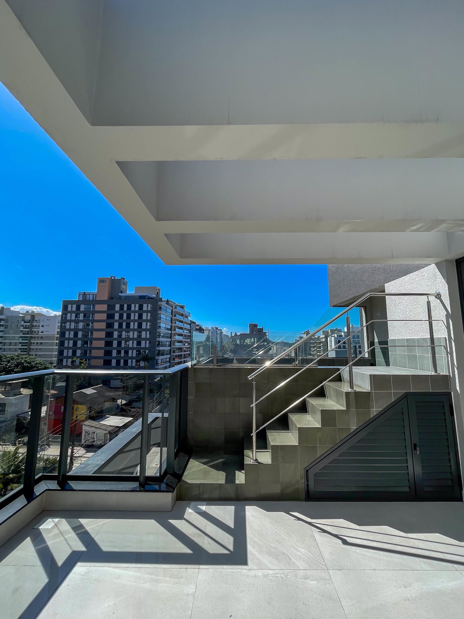aplat-abdo-cabral-cala-dor-sacada-02 Apartamento no Edifício Cala d’Or em Itajaí (SC) | ABDO & CABRAL