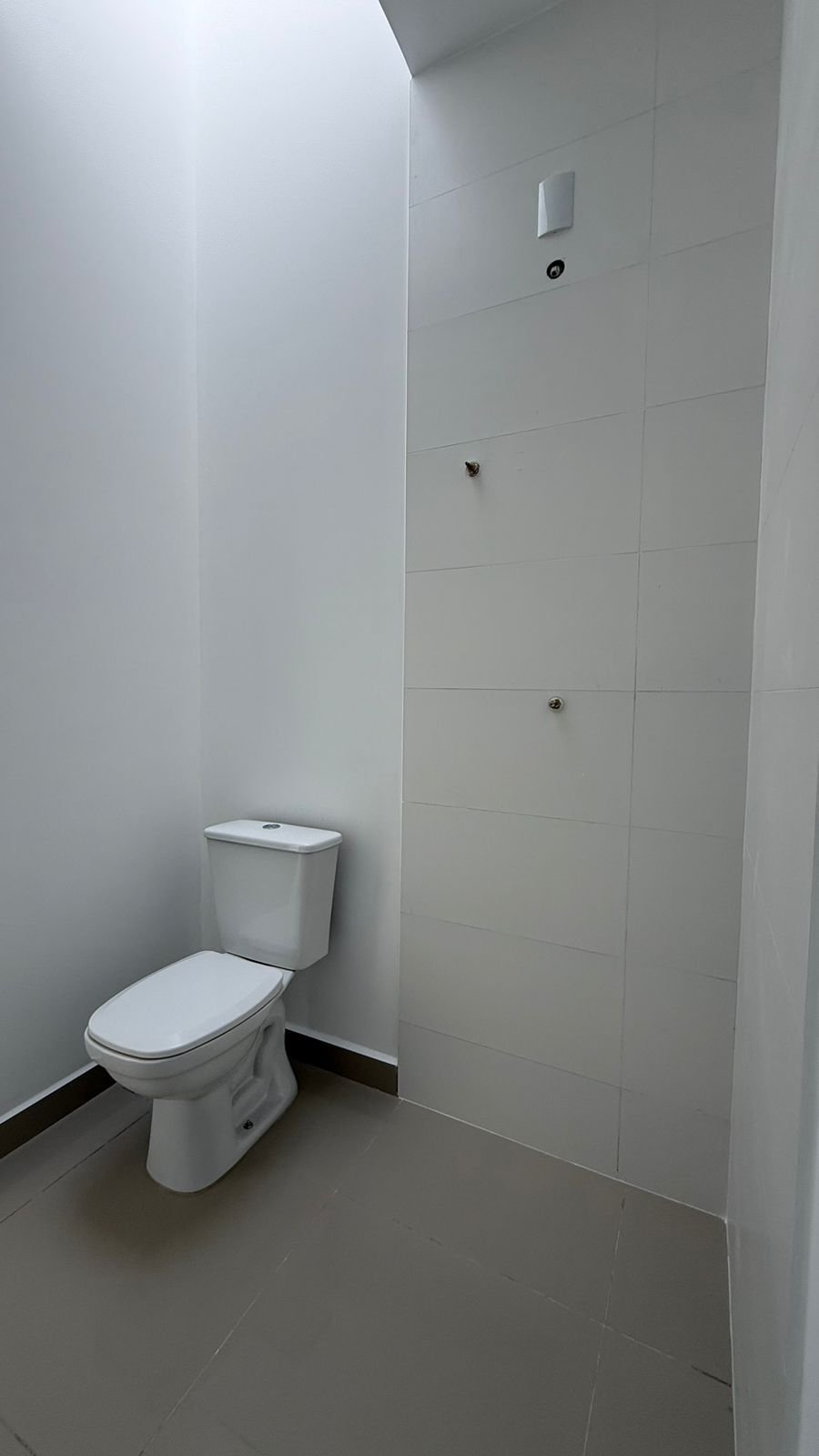 aplat-ranghetti-mavie-banheiro-suite-02 Apartamento no Residencial Mavie em Navegantes (SC) | RANGHETTI